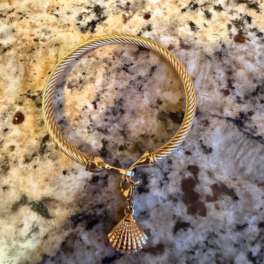 Ellie Vail Tatte Seashell Bangle
